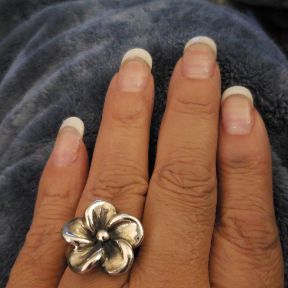 Pretty flower Ring